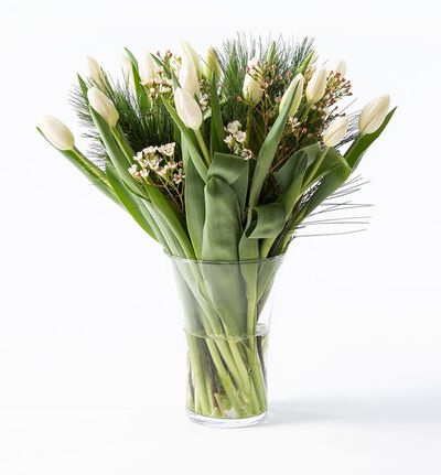 Hvit tulipanbukett med voksblomst og grønt